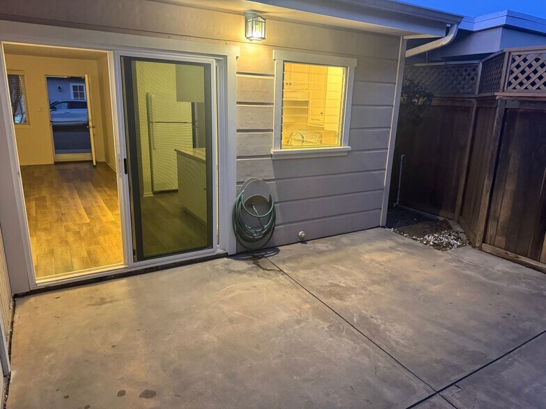 Building Photo - 621 Larkspur Ave