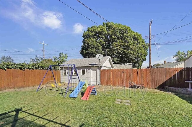 Building Photo - 2423 E Everett Ave