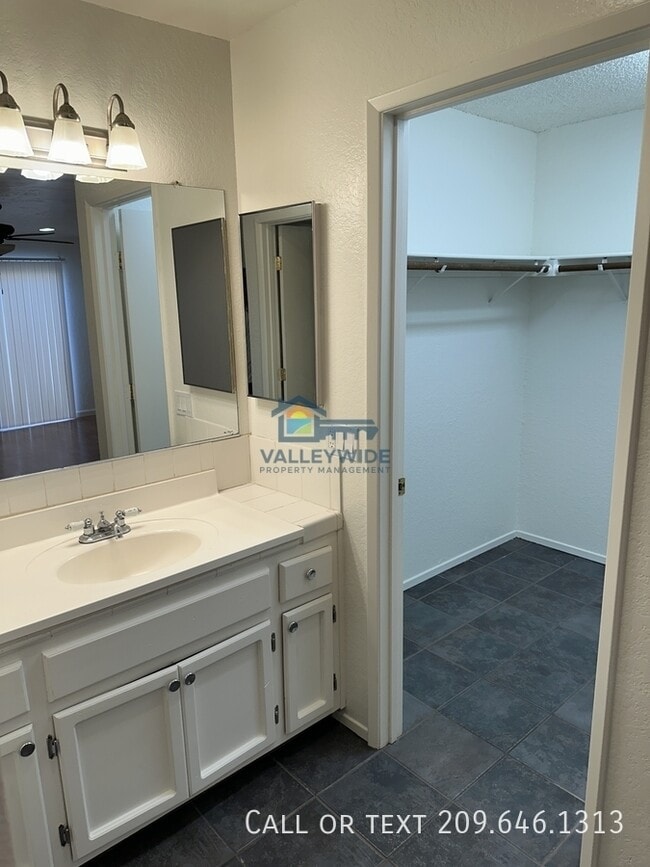 Building Photo - 541 San Vincente Ct
