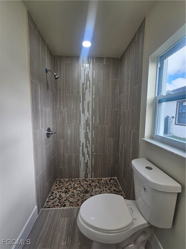 Building Photo - 874 Apartment St