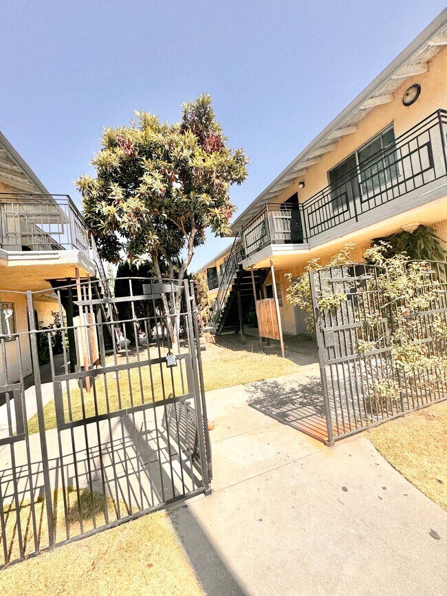 Building Photo - 15944 Vermont Ave