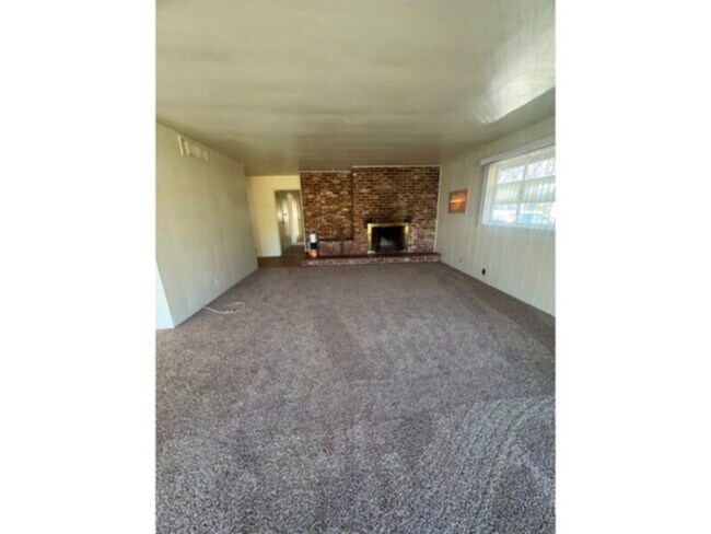 Building Photo - Old fig charm, lots of room Newly painted New Flooring