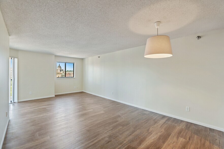 empty living room - 78 10th St E
