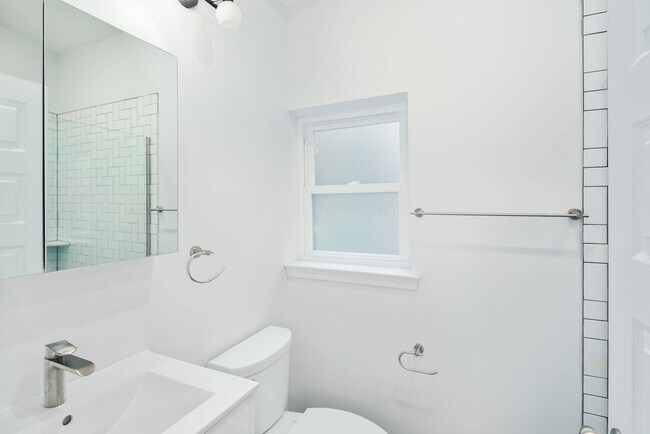 Building Photo - 4300 Larchwood Ave