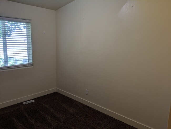 Building Photo - Desirable 2 bed, 2.5 bath Lincoln Park tow...