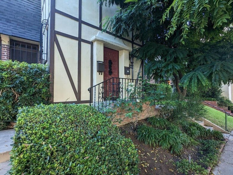 Building Photo - 1154 N Curson Ave