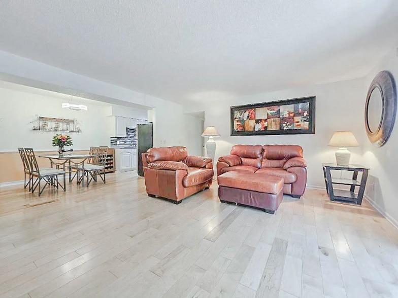 Building Photo - 9523 University Ave