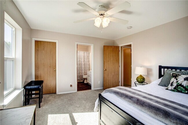 Building Photo - Modern Updated Detail and Designed 3bd 2.5bath Everett Home!