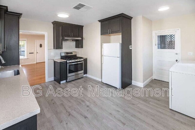 Building Photo - 317 Pomona Ave