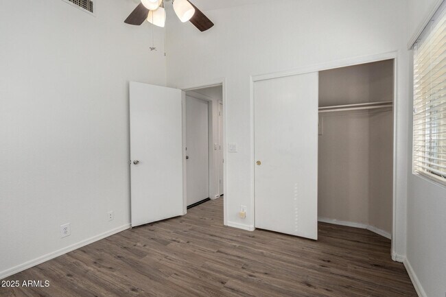 Building Photo - 1328 E Binner Dr
