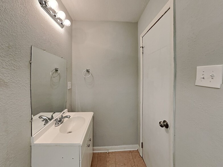 Building Photo - 2611 Lake Harbin Rd