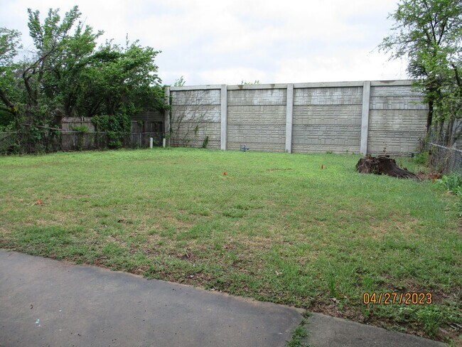 Building Photo - (3) Bed/(1.5) Bath Avail NOW!