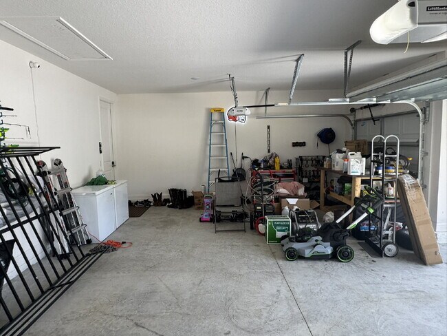 Building Photo - For Rent - Spring Move in Special ... 2nd Month's Rent FREE! (if sign a lease before the end of M...