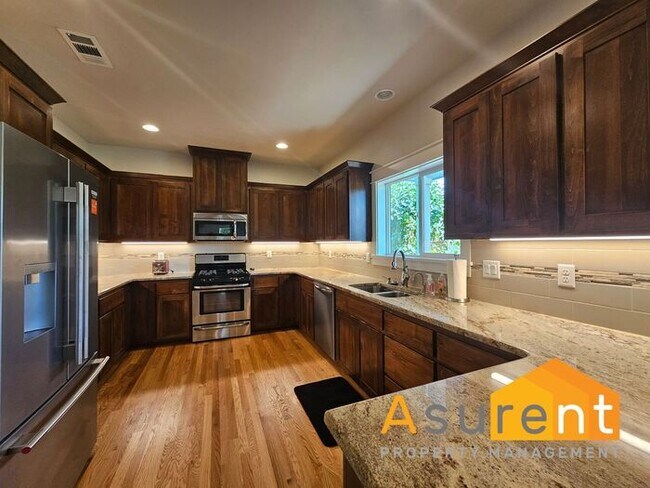 Building Photo - Fully Furnished 2BR/2BA Home in Central Point