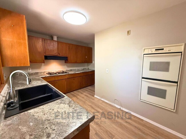 Building Photo - 3 Bedroom, 1 Bathroom Available Now