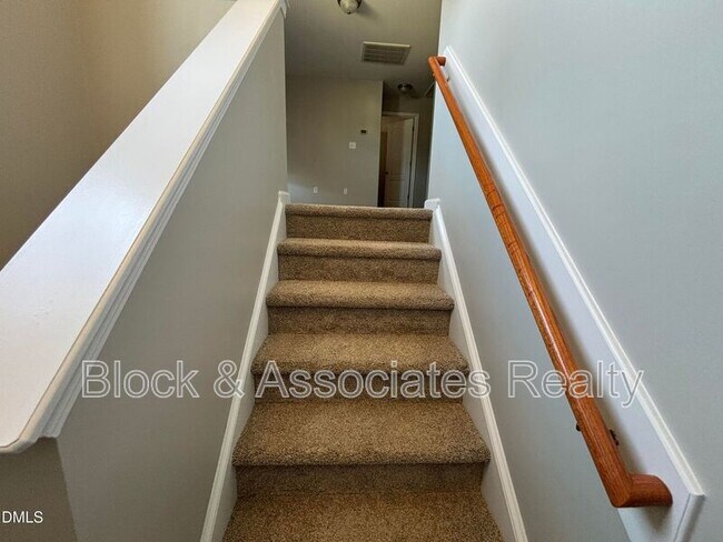 Building Photo - 438 Roanoke Dr