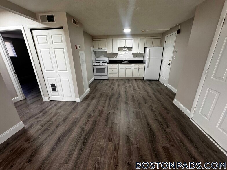 Building Photo - 148 Stevens St