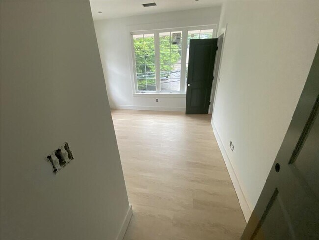 Building Photo - 313 W Rock St