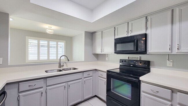 Building Photo - Townhome with two car garage! Community pool!