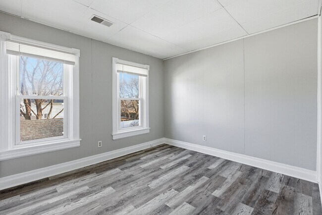 Building Photo - 645 W 10th Ave