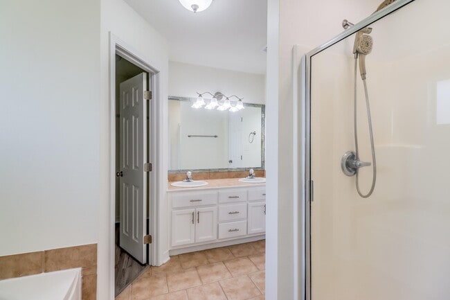 Building Photo - 14081 Oak View Cir