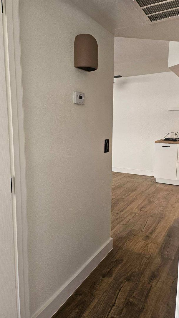 Building Photo - FREE RENT/EARLY ENTRY  1 bedroom 1 bath Beautiful Upstairs Unit in Prime Location