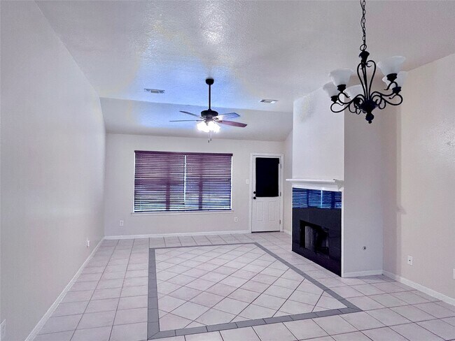Building Photo - 18523 Spinney Ln