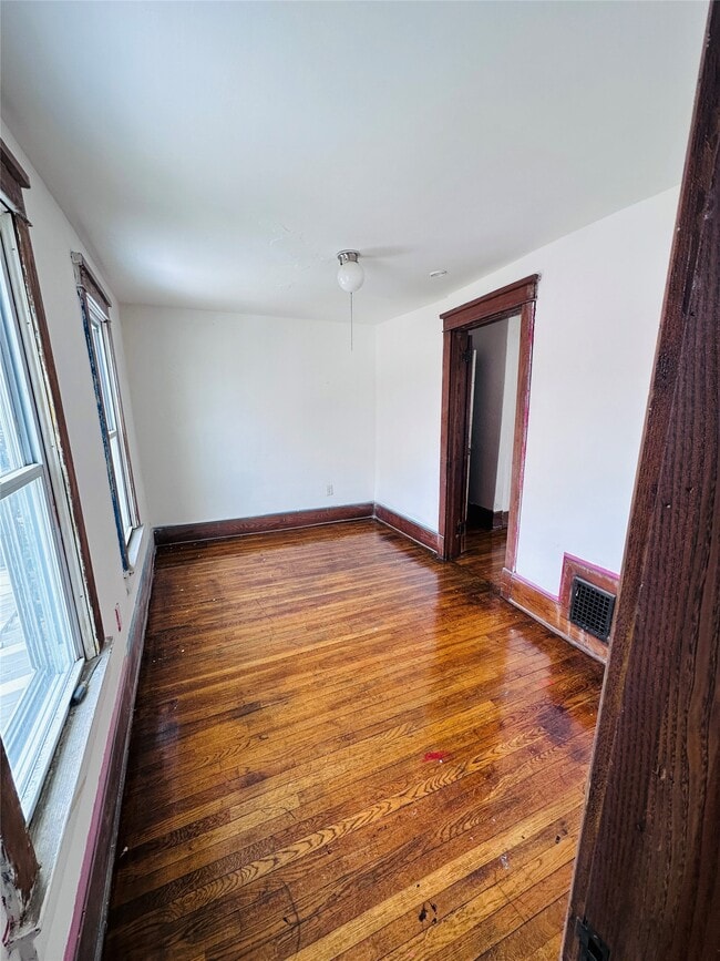 Building Photo - 210 Squires Ave