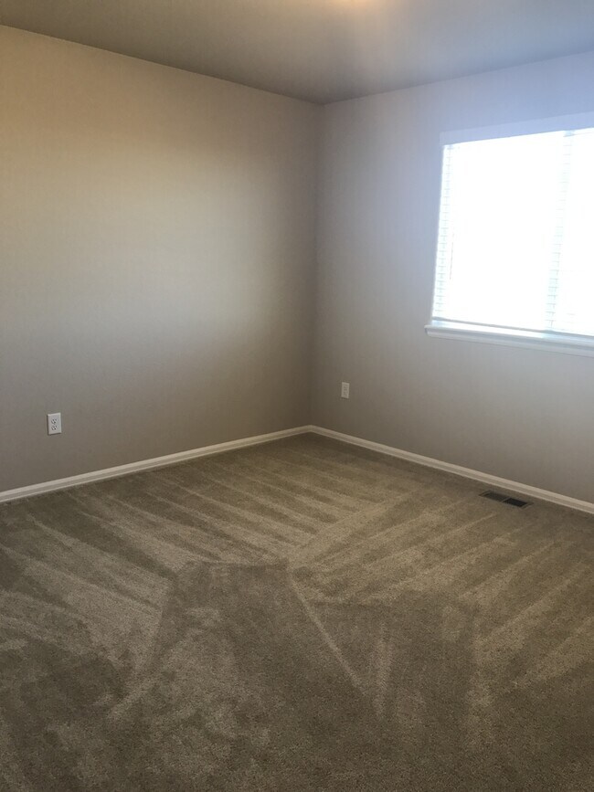 Building Photo - Nice house, 4 bedroom with Mountain Views in Windsor!