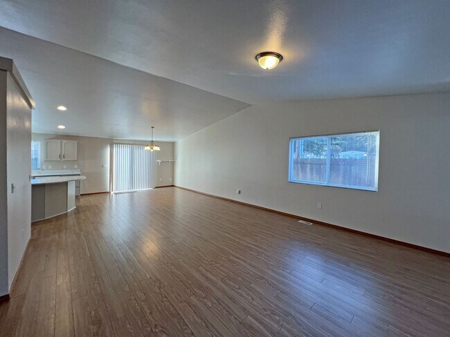 Building Photo - Exceptional 2200 sq ft Three Bedroom 2 Bath Rambler in Fed Way - with A/C