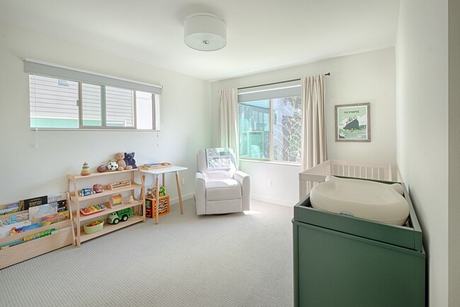 Building Photo - Impeccable Designer Townhome