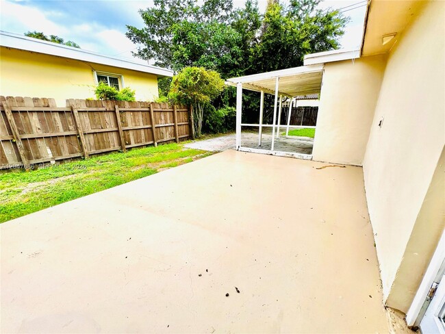 Building Photo - 410 Pinecrest Dr