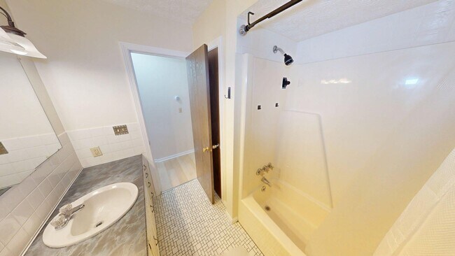 Building Photo - Excellent Location! Canfield, 2 Bedroom Re...