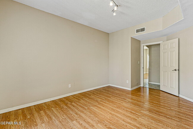 Building Photo - 951 Via Descanso Dr