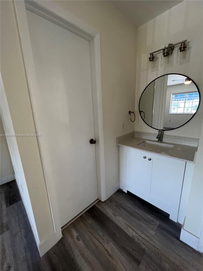 Building Photo - 2208 W 74th St