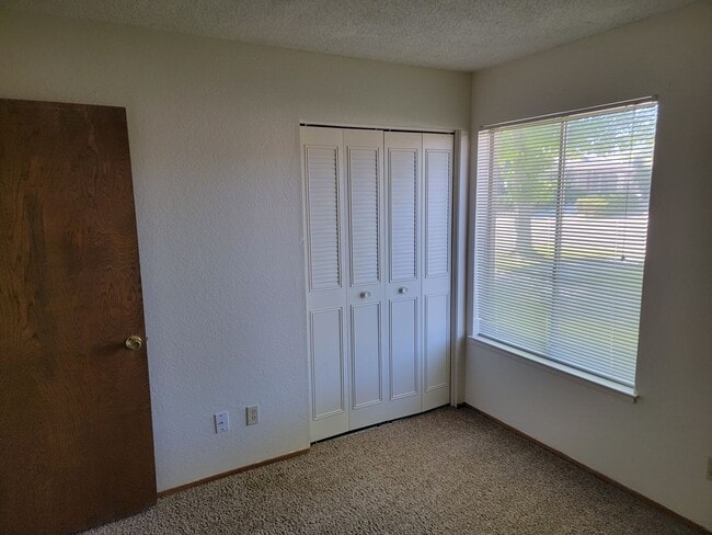 Building Photo - 3 Bedroom House across the street from Mar...