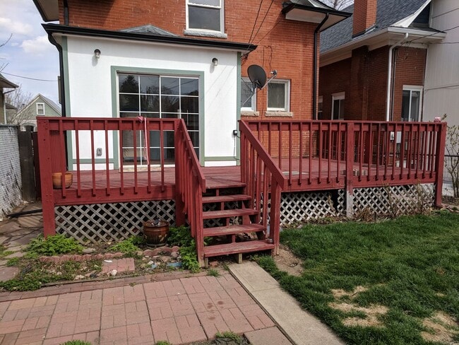 Building Photo - AWESOME 3-BDRM + GARAGE IN DESIRABLE SUNNY...