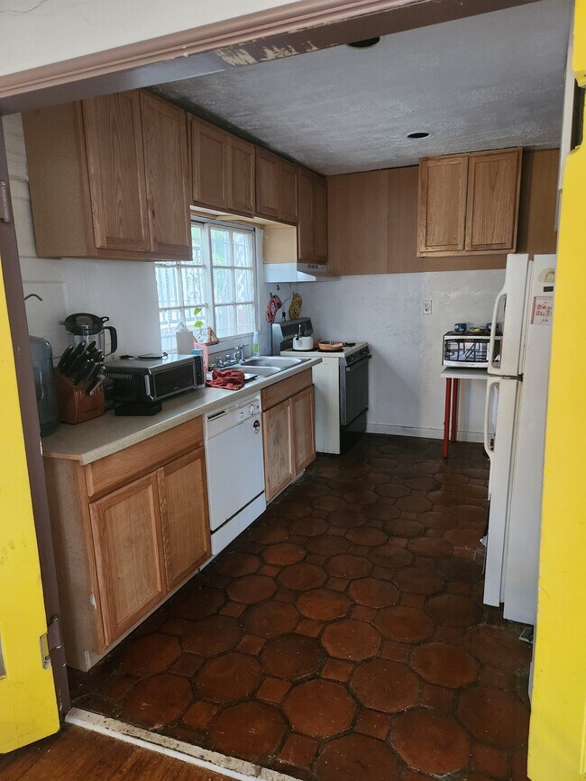 kitchen with terracotta floors - 1030 N Hayworth Ave