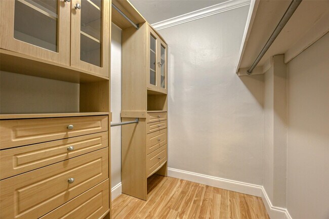 Building Photo - 2900 NE 30th St