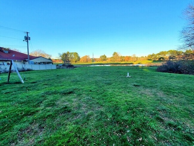 Building Photo - 450 Oak St