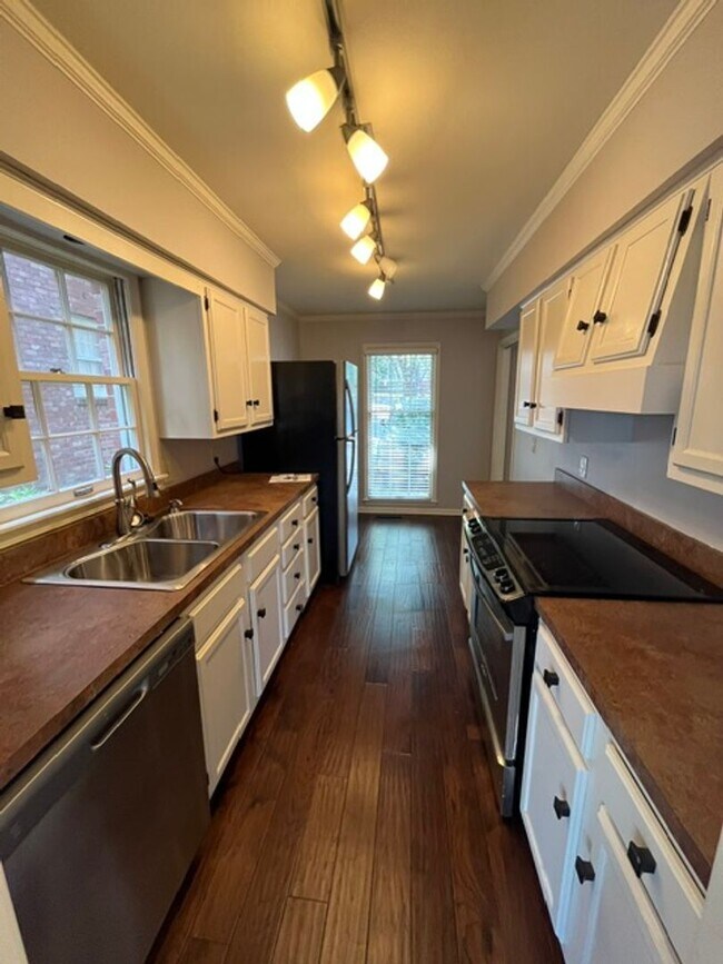 Building Photo - 2805 Foxcroft Rd