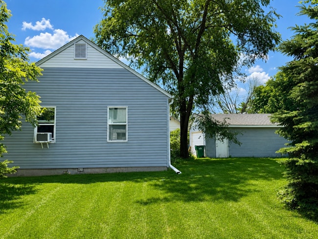 Building Photo - Cozy 2BR/1BA Anoka Home Available 8/1!