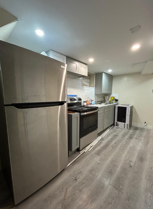 Building Photo - 595 E 39th St