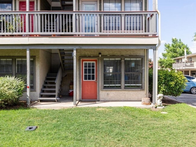 Building Photo - Charming 2 bd 2 bath Condo in Travis Oaks ...