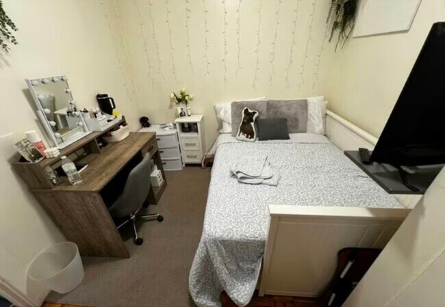 Building Photo - 1576 Tremont St