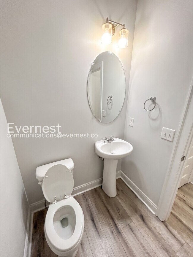 Building Photo - Spacious 4Beds 3.5Bath Single Family Rental with Modern Amenities / Available Now!