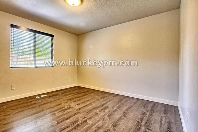 Building Photo - 3 Bed, 2 Baths Home in North Image Neighborhood with Large Yard