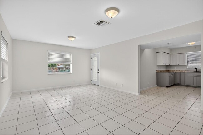 Building Photo - 536 SE 20th Ave