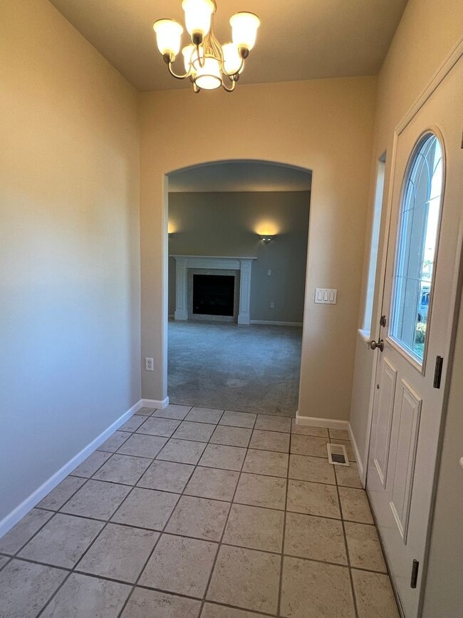 Building Photo - Great location with lots of amenities! 4 b...