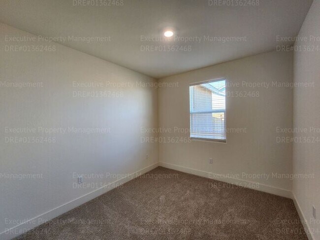 Building Photo - 4 bedroom/ 3 bathroom split-wing home.